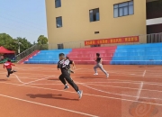 九游娱乐官方网站-比赛中球员们积极拼搏，冲刺到底