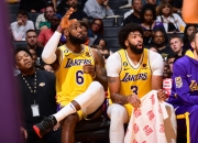 九游体育-湖人战太阳，詹姆斯戴维斯联手掀翻对手