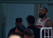 九游体育官方入口-疑似犯规事件引发球迷争议，篮球联赛裁判受质疑的简单介绍