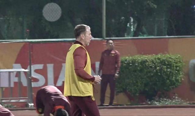 关于坚守阵地：英格兰队面临中国队的防守反击的信息