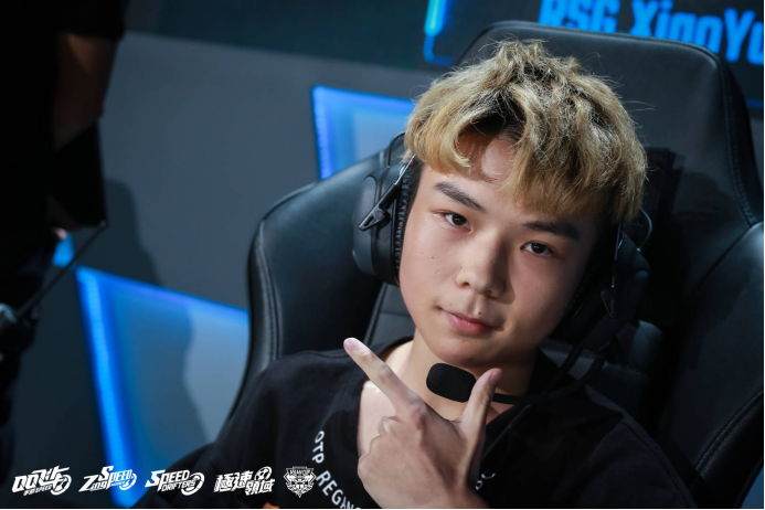 重庆队在激烈对决中夺得胜利，士气高昂