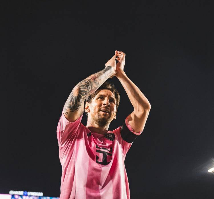 关于梅西带领球队取得胜利，打破对手防守的信息