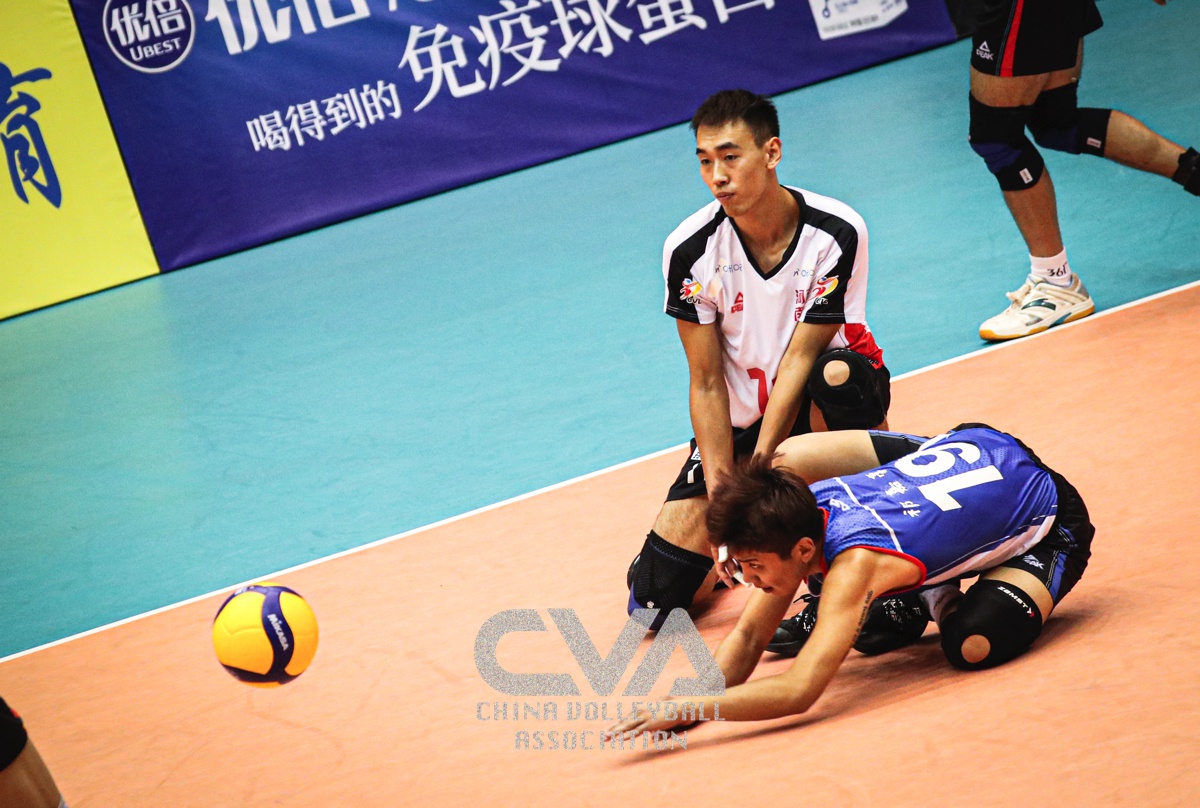 日韩球队在国际锦标赛中交锋，展现实力