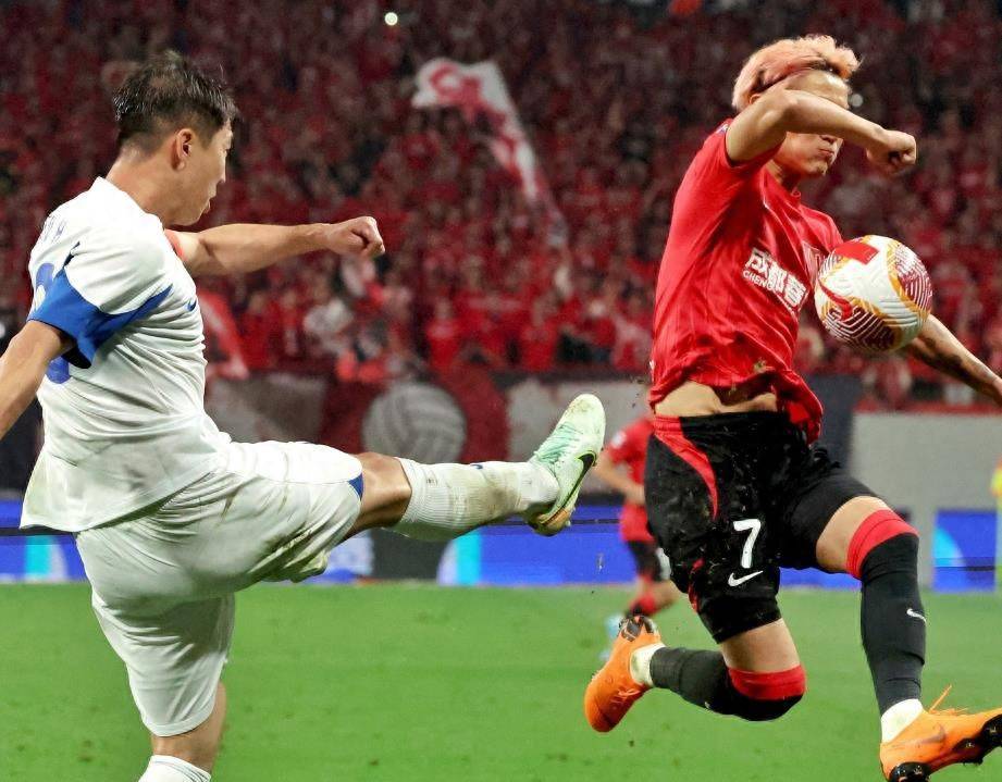 球星奋力争胜,场上比拼激烈火爆 球星奋力争胜,场上比拼激烈火爆