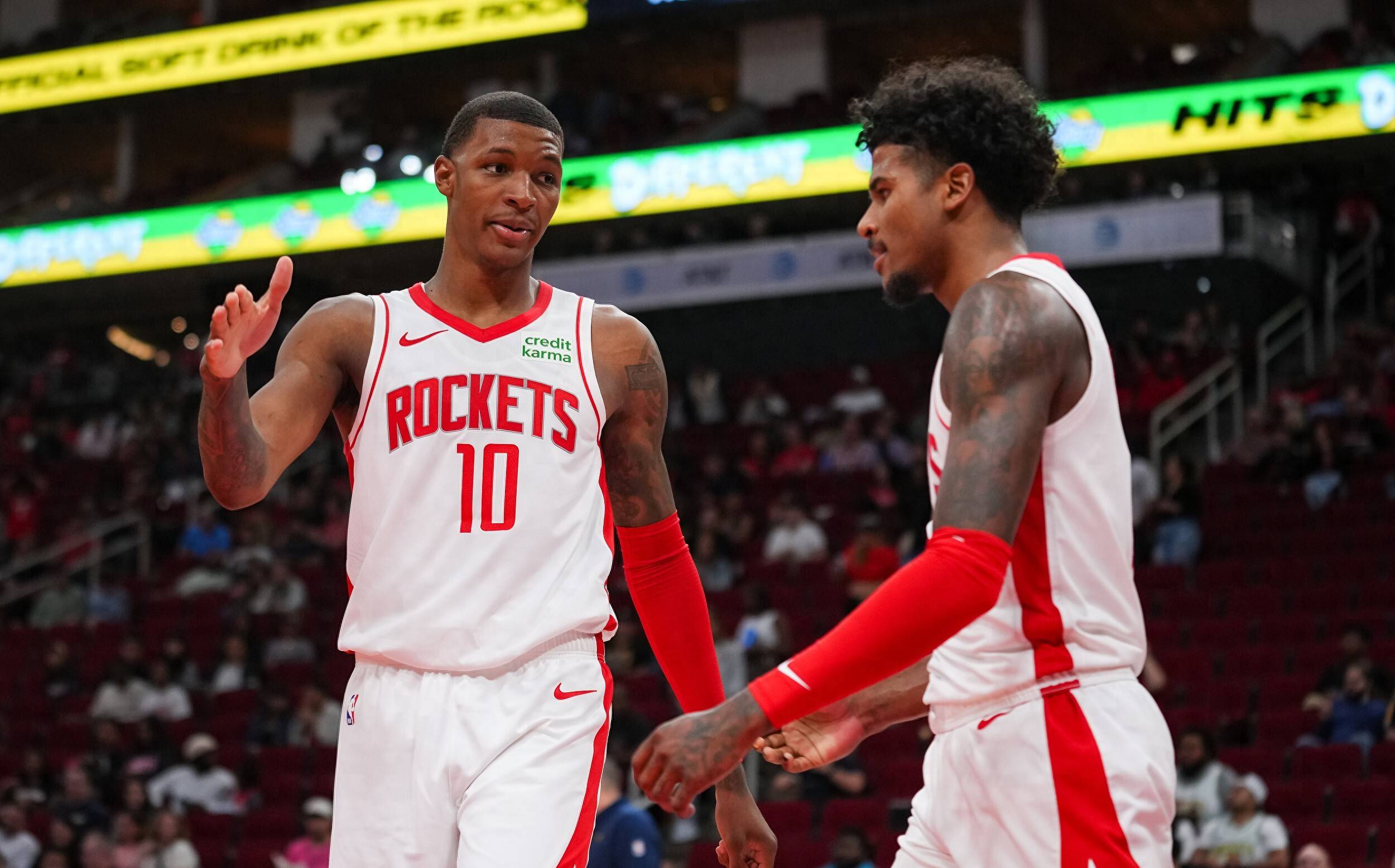 球星奋力争胜,场上比拼激烈火爆 球星奋力争胜,场上比拼激烈火爆