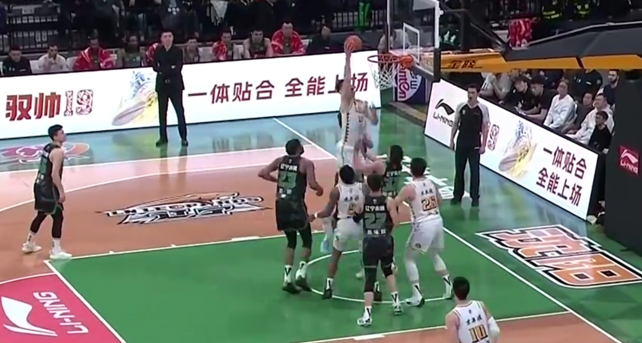 包含篮球比赛重现经典对决，两队几度势均力敌的词条