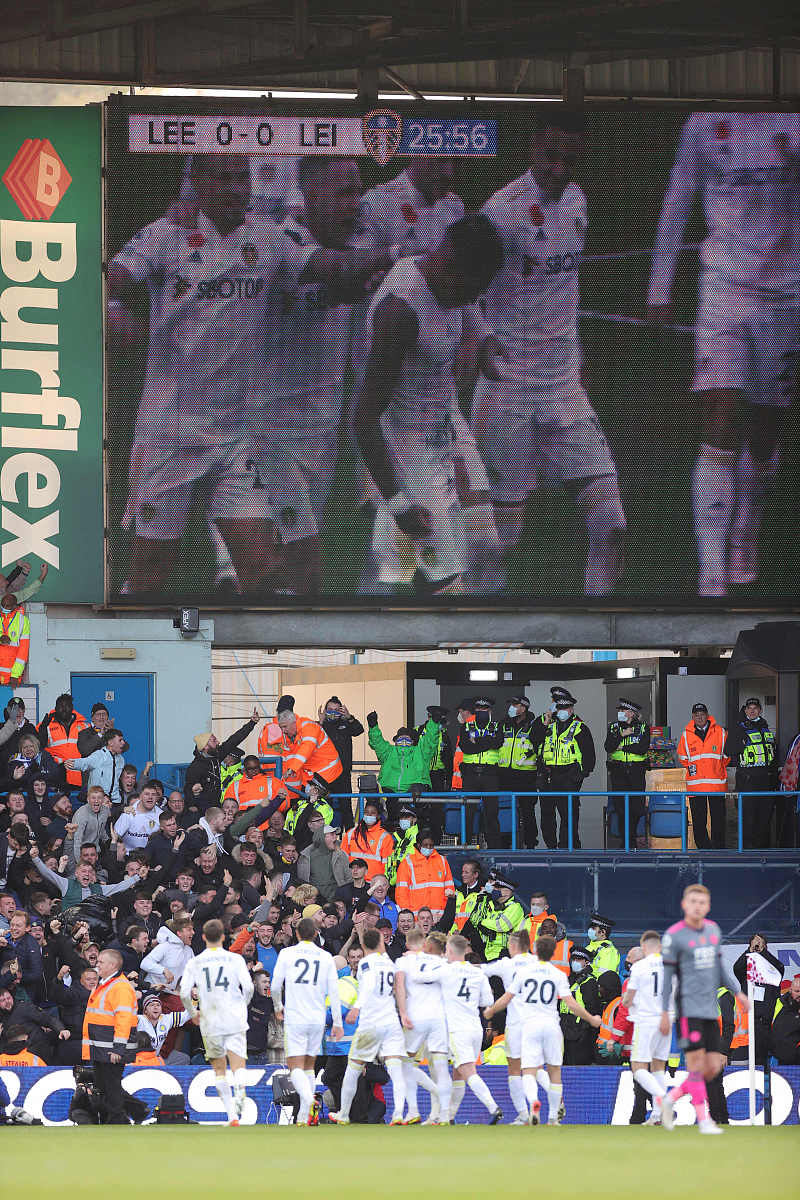 包含欧洲联赛激烈对决，球迷热情高涨观赛疯狂的词条
