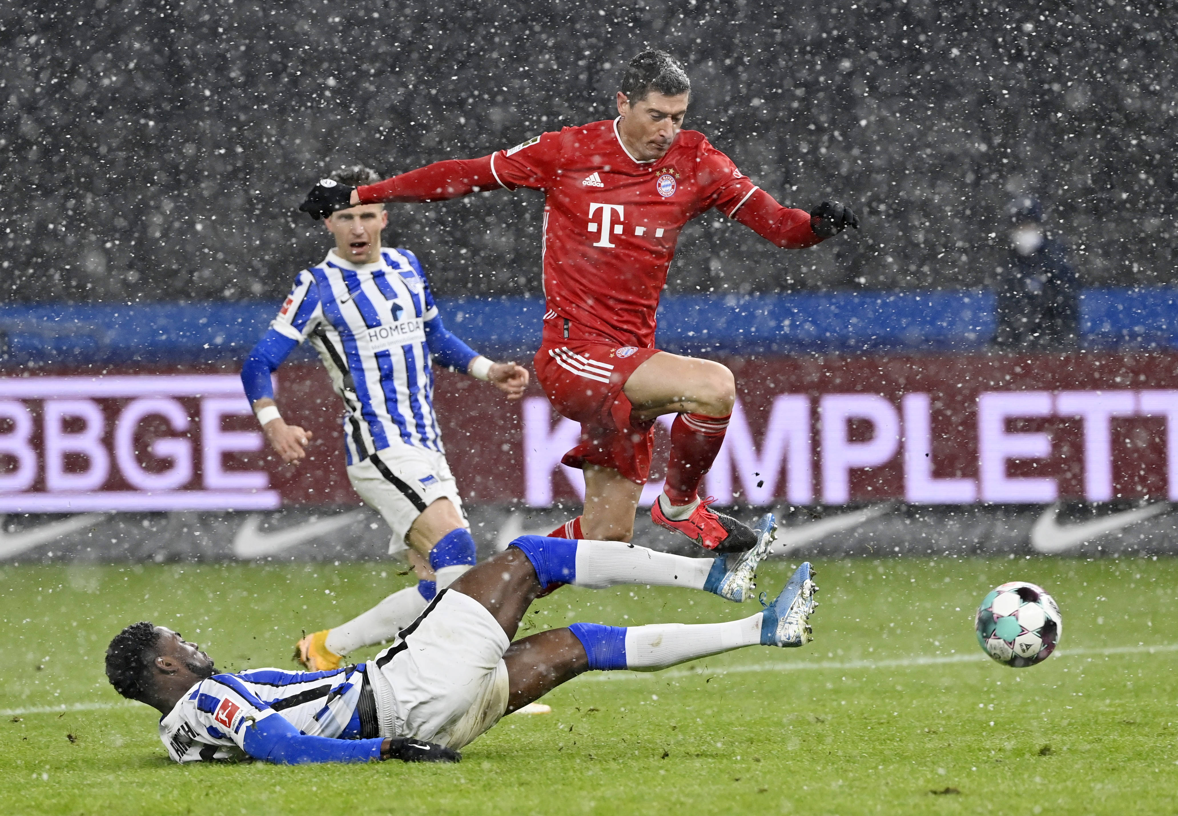 包含曼联士气高涨，前往拜仁慕尼黑迎接挑战的词条