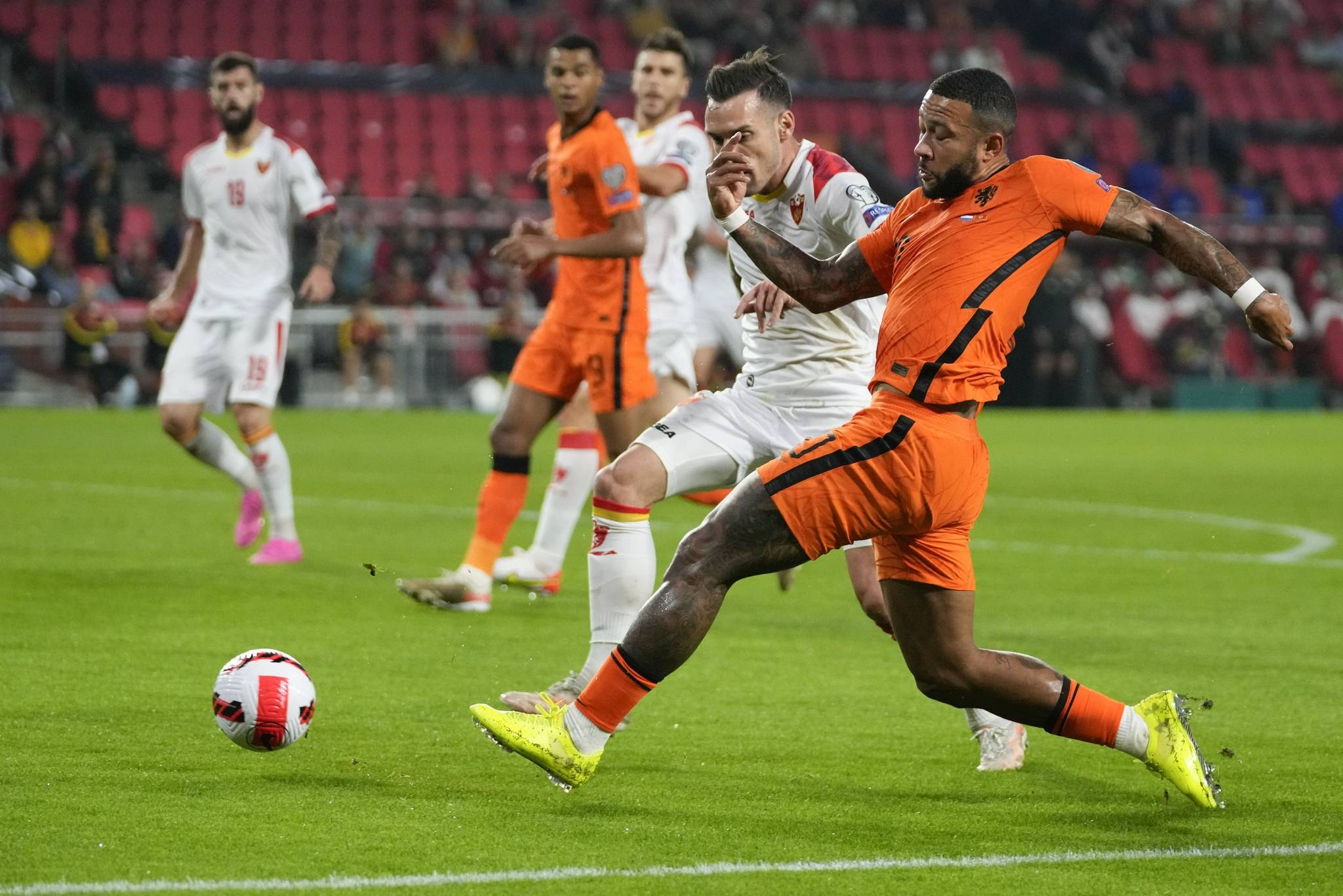 包含欧洲杯预选赛战火激烈，球队士气高昂的词条