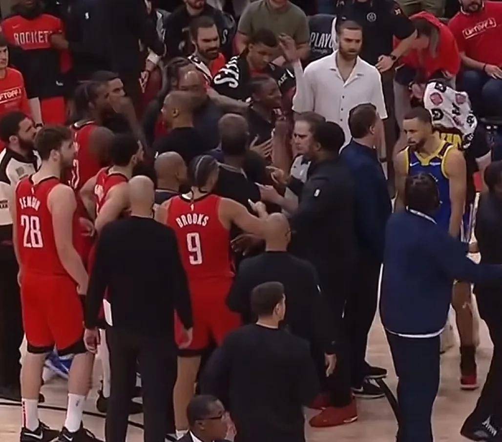 裁判执法引争议！篮球比赛开战的简单介绍