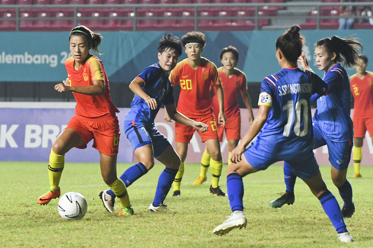 中国女足备战严谨，队员训练纪律严格有序