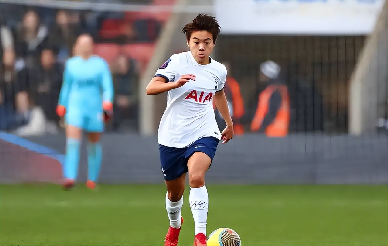 美洲女足比赛吸引球迷狂热关注，胜负悬念不断