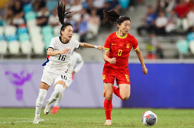 美洲女足比赛吸引球迷狂热关注，胜负悬念不断