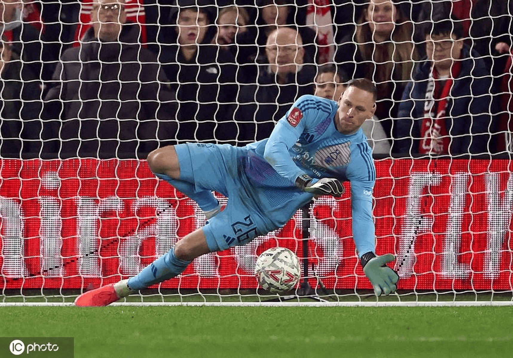 点球大战：足球比赛胜负即将揭晓的简单介绍