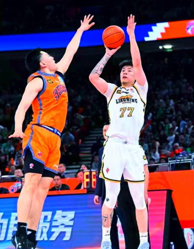 篮下争抢胜利,球队取得关键胜利 篮下争抢胜利,球队取得关键胜利