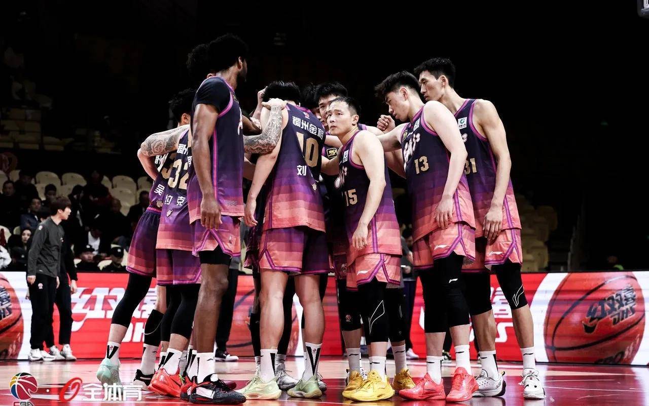 篮下争抢胜利,球队取得关键胜利 篮下争抢胜利,球队取得关键胜利