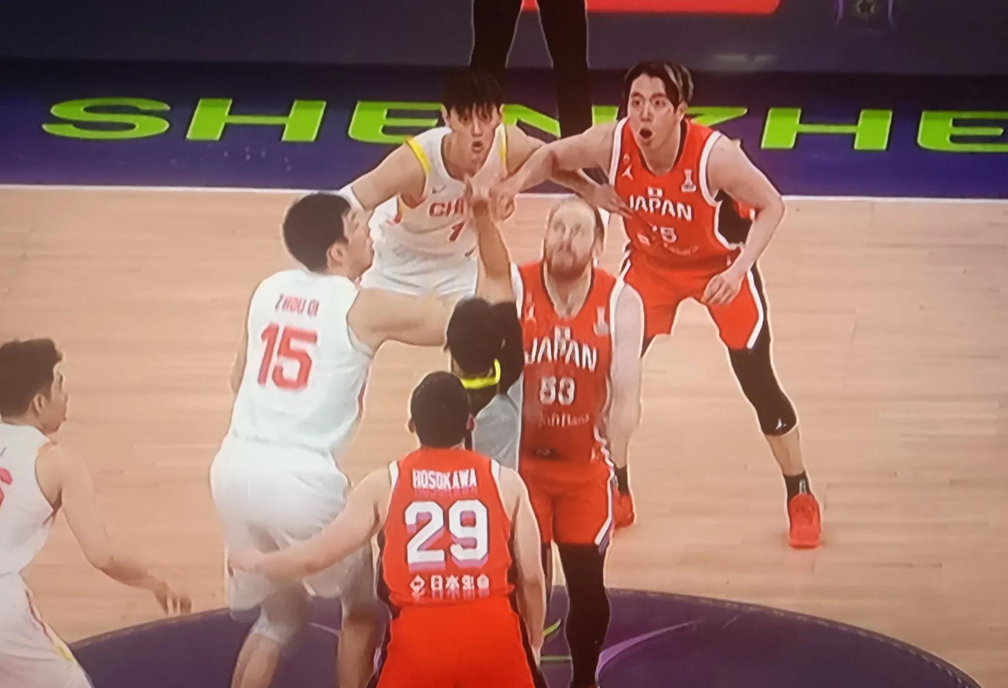 紧张比赛中球队实力对决,角逐激烈 紧张比赛中球队实力对决,角逐激烈