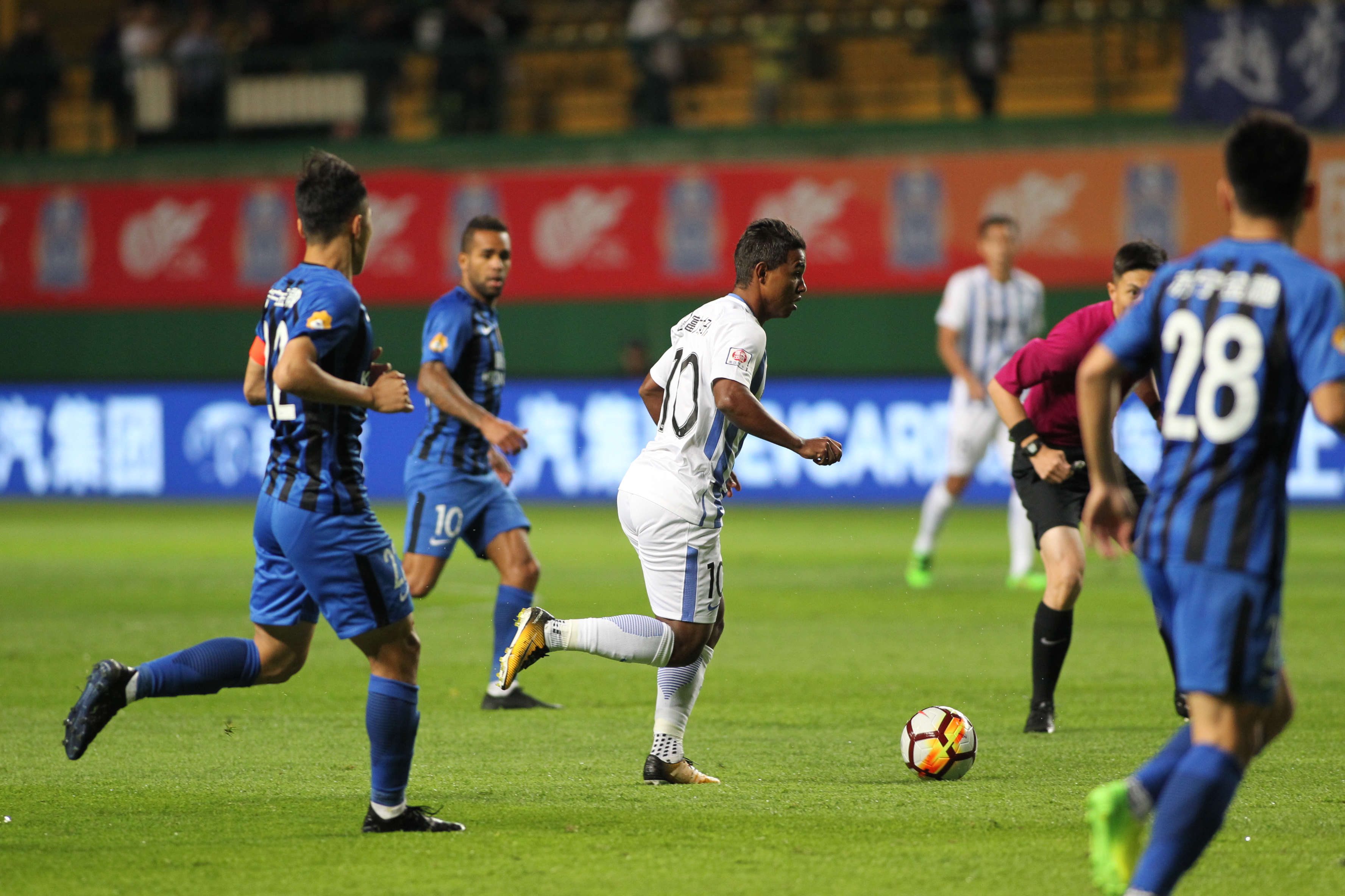 包含江苏苏宁主场完胜广州富力，取得三连胜的词条