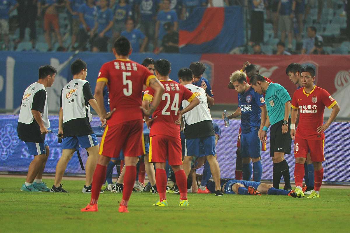 包含热衷足球的狂热球迷，倾倒为心仪球队呐喊支持的词条