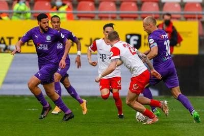 包含欧预赛赛事频频引人关注，球迷热情高涨的词条