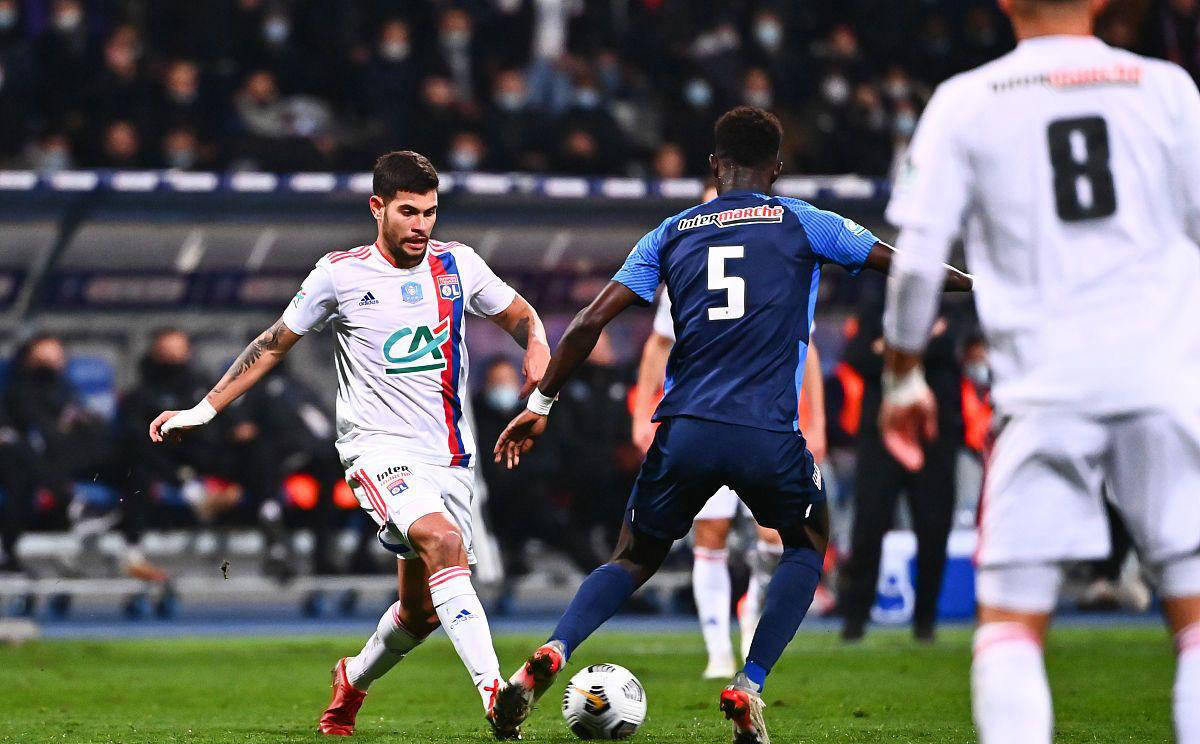 里昂队客场获胜，保持领先优势