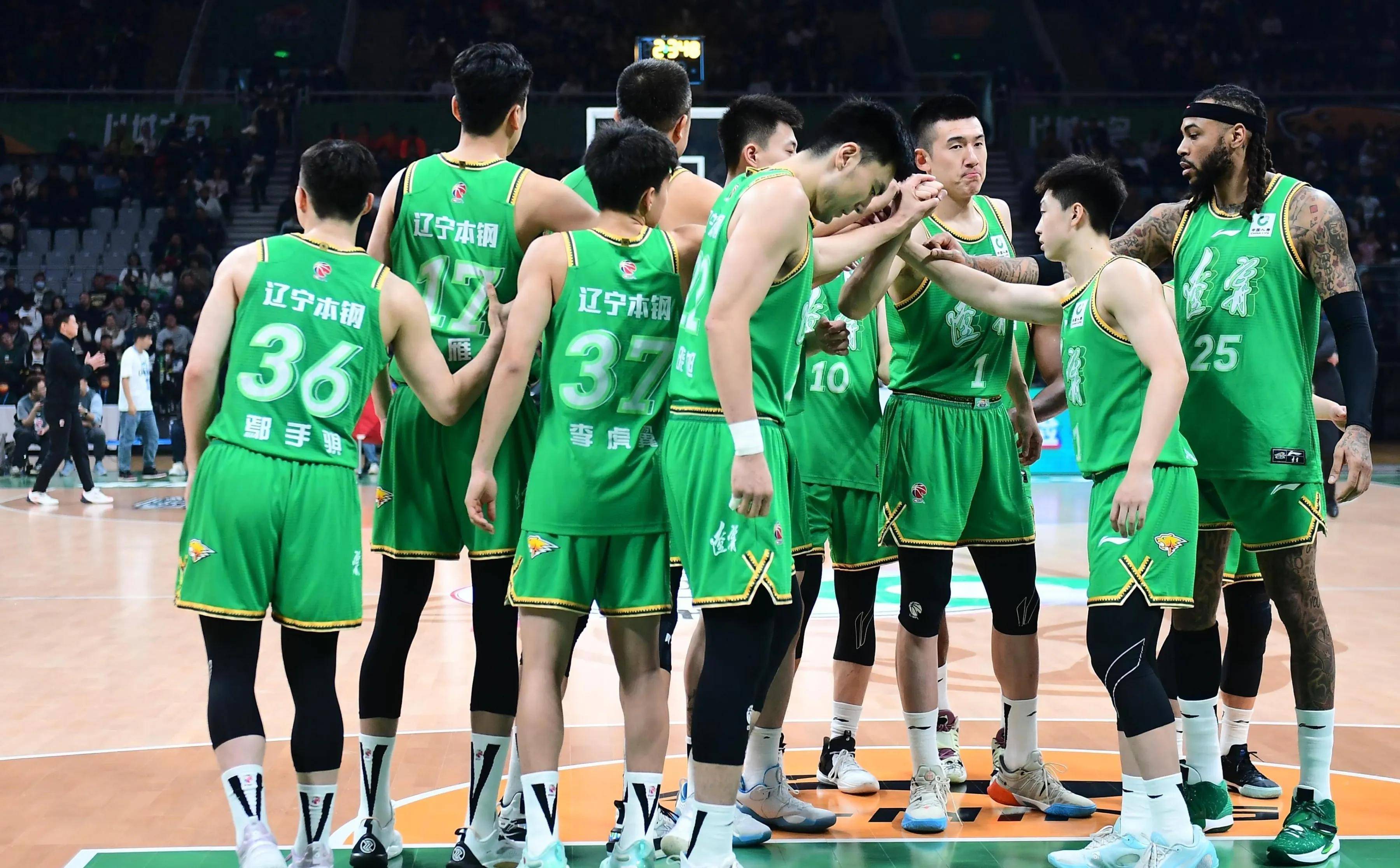 篮球赛场燃情开启，球队士气高涨备战对决的简单介绍