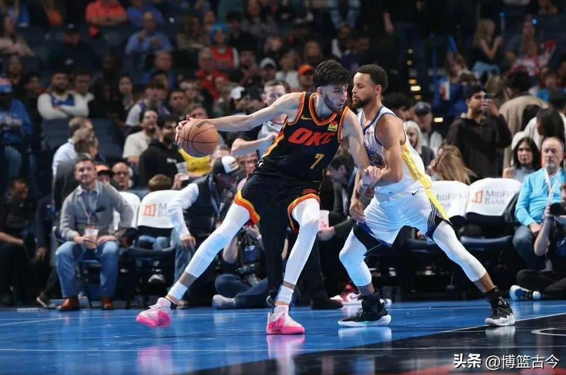 美加篮球赛事开打冠军悬念引发球迷热议