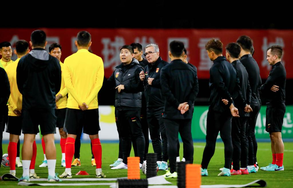 最新足坛消息曝光，球队备战备战紧张