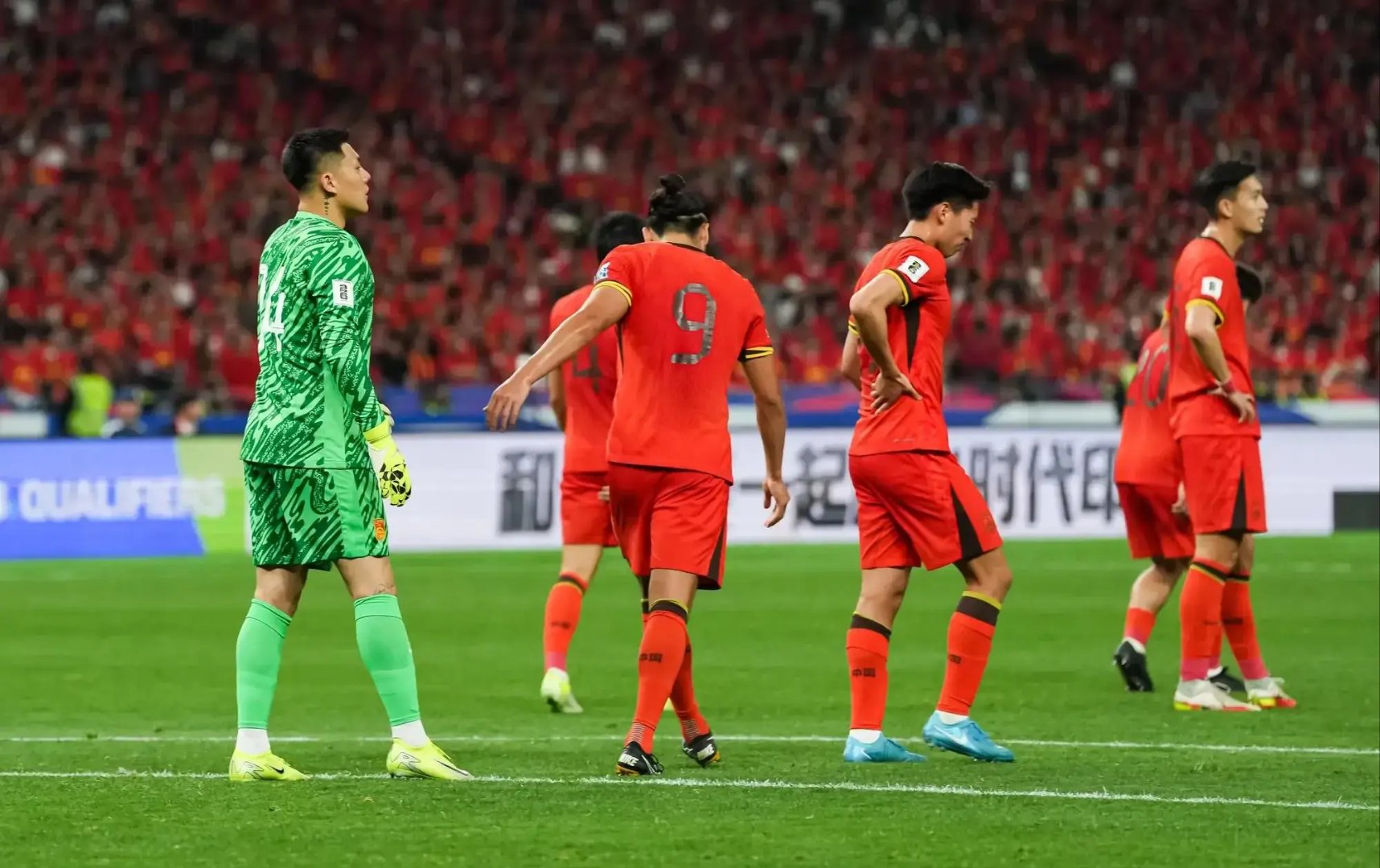 最新足坛消息曝光，球队备战备战紧张