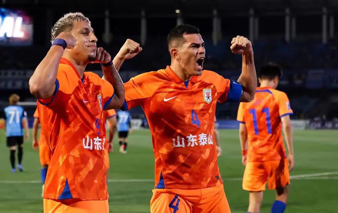 上港队员备战浦项欲取得重要胜利 上港队员备战浦项欲取得重要胜利