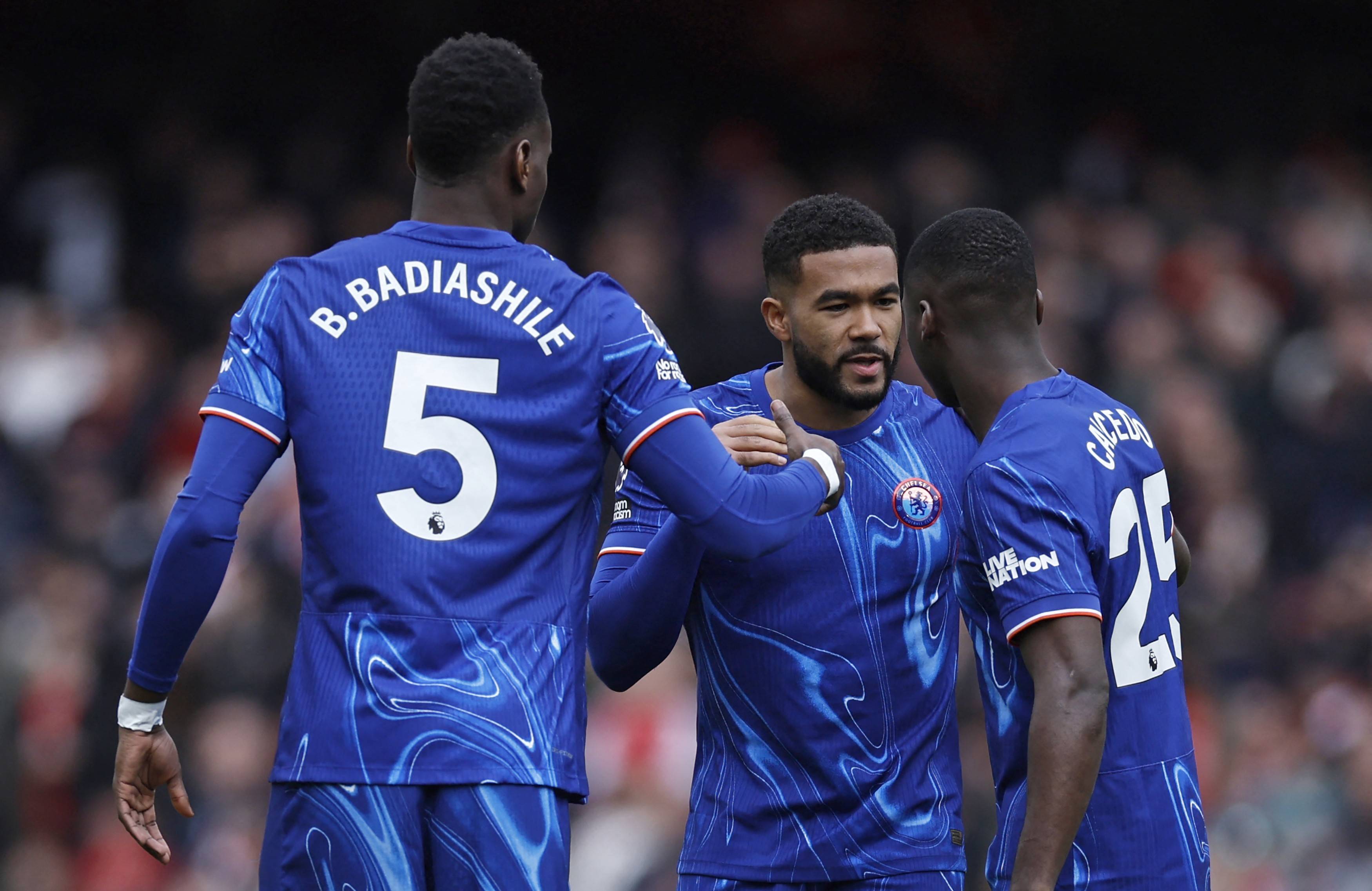 包含巴塞罗那中场球员为球队进攻提供有力支持的词条