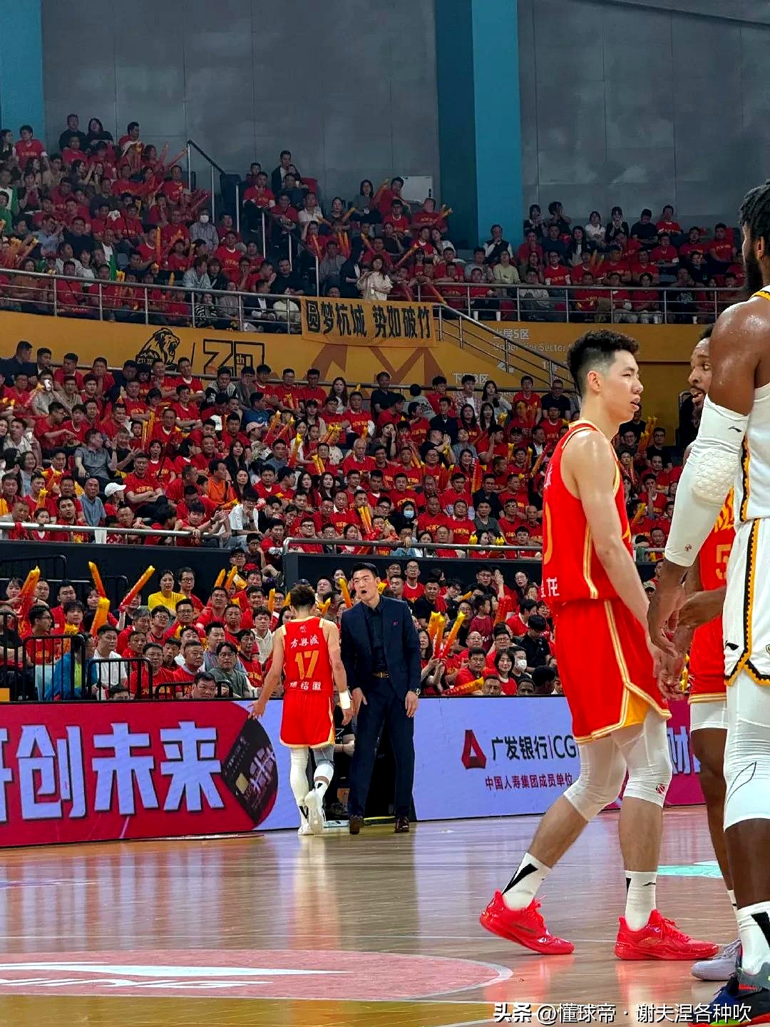 山东男篮遭遇辽宁队围剿,难以为继 山东男篮遭遇辽宁队围剿,难以为继