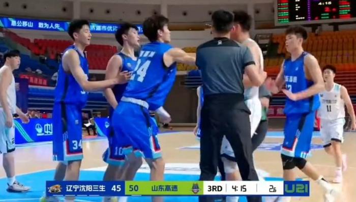 山东男篮遭遇辽宁队围剿,难以为继 山东男篮遭遇辽宁队围剿,难以为继