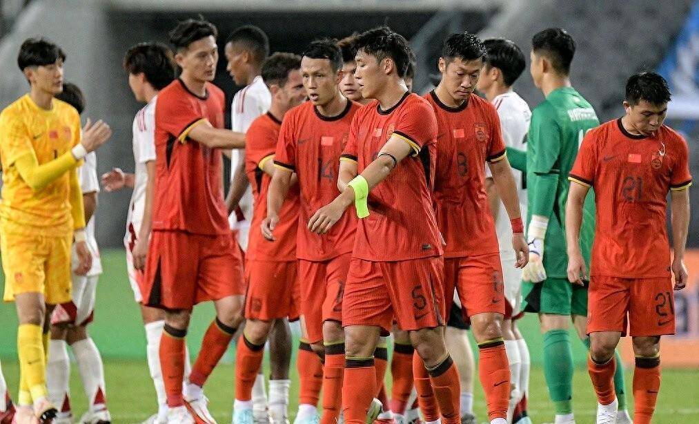 某队球员踢出绝佳比赛，备受称赞