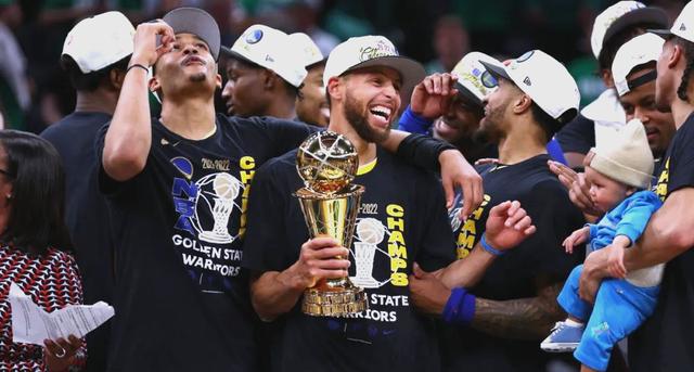 勇士球员联手合作,取得胜利 勇士球员联手合作,取得胜利