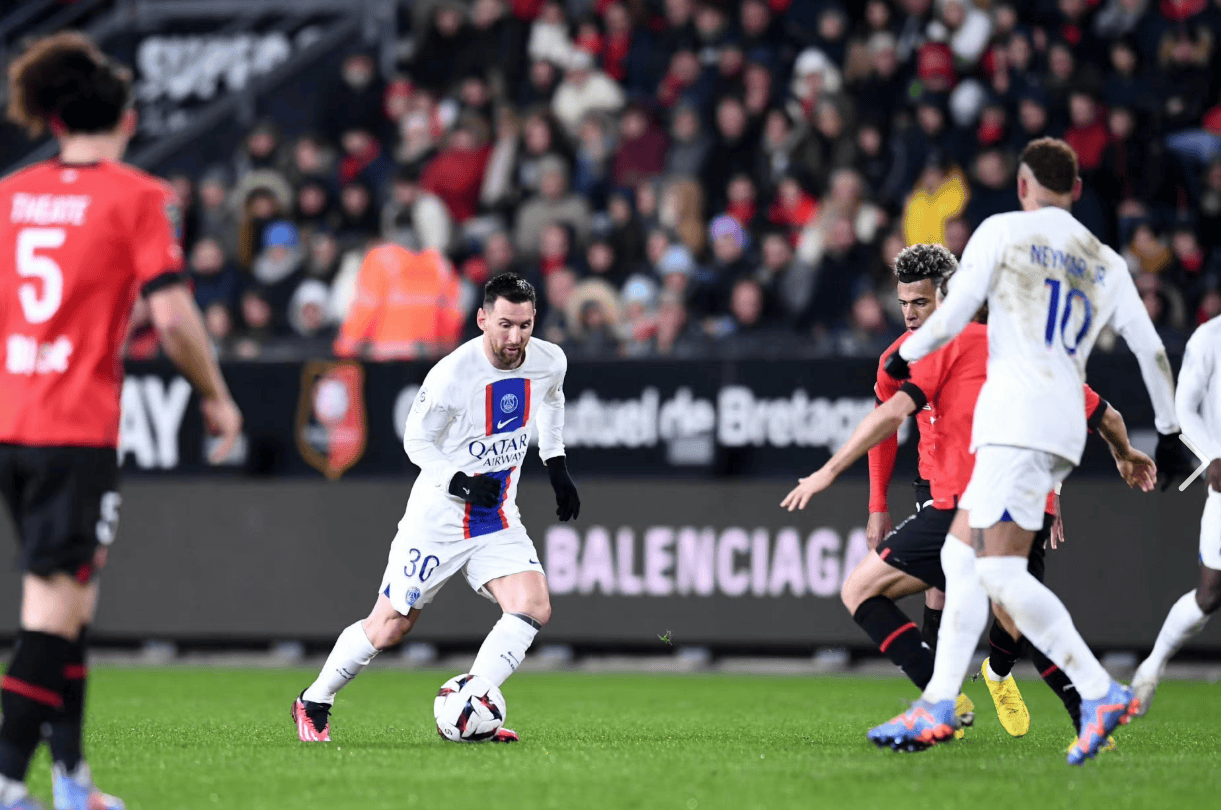 法甲球队主场比赛中获得胜利，引领球迷欢呼