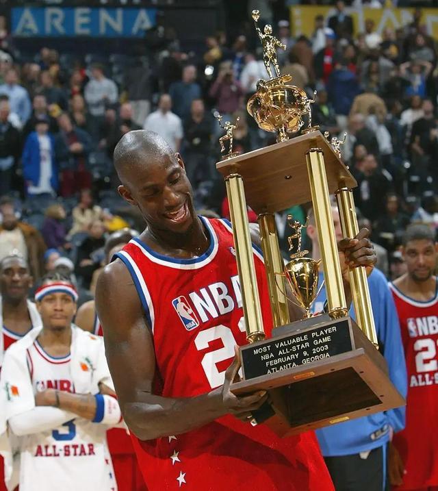 艾弗森荣膺全明星赛MVP,演绎传奇之路 艾弗森荣膺全明星赛MVP,演绎传奇之路