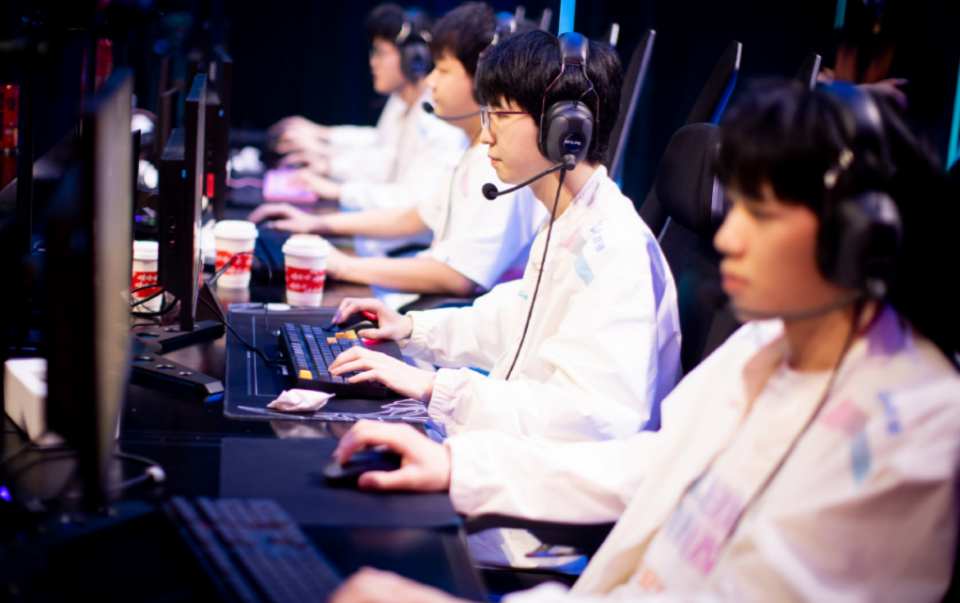 DRX碾压NS，Elk关键团战开团秒人激烈交锋半决赛，锁定晋级资格的简单介绍