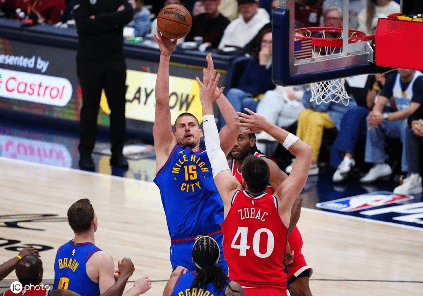 快船险胜掘金，首轮连胜