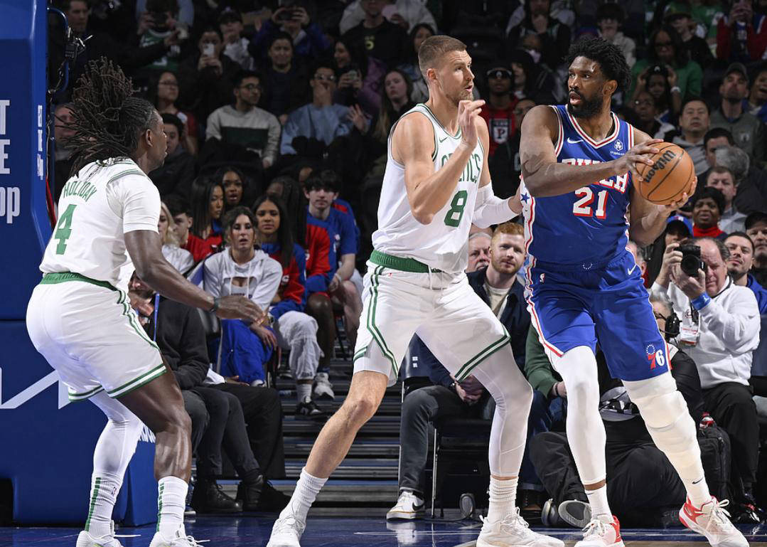 关于黑八不败！步行者客场险胜76人的信息