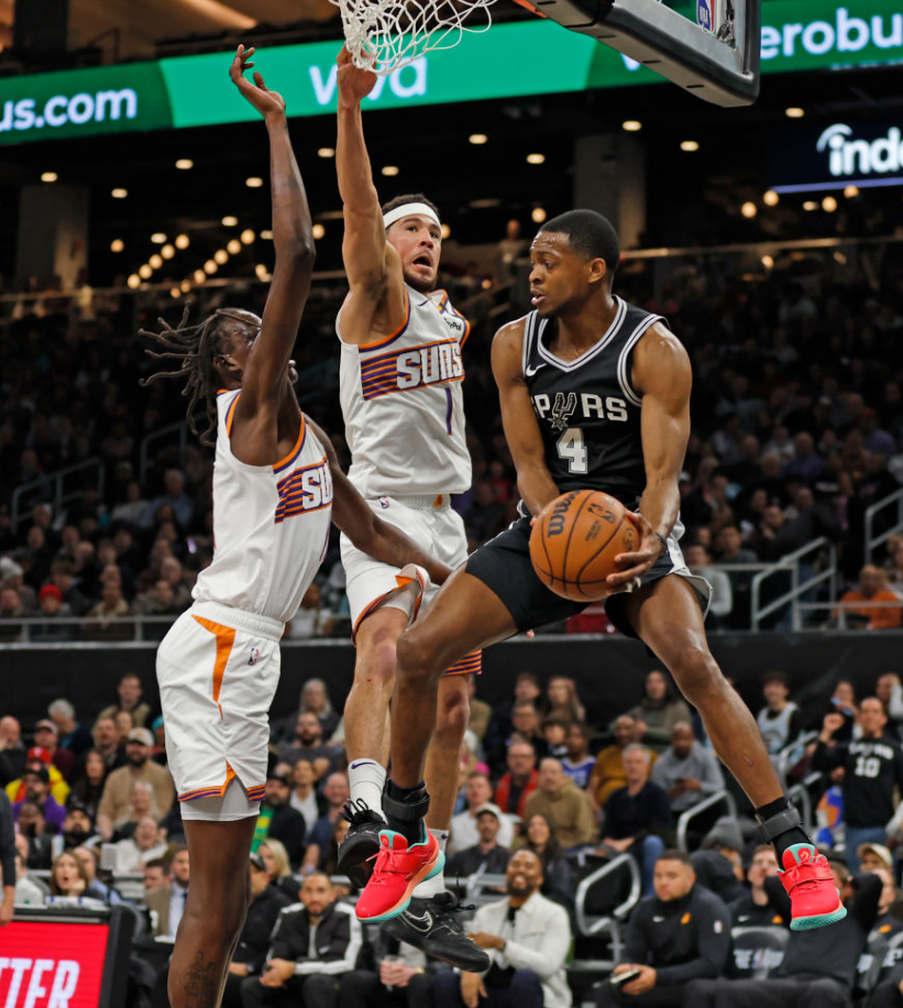 包含马刺队完胜活塞，德罗赞状态火爆领军球队的词条