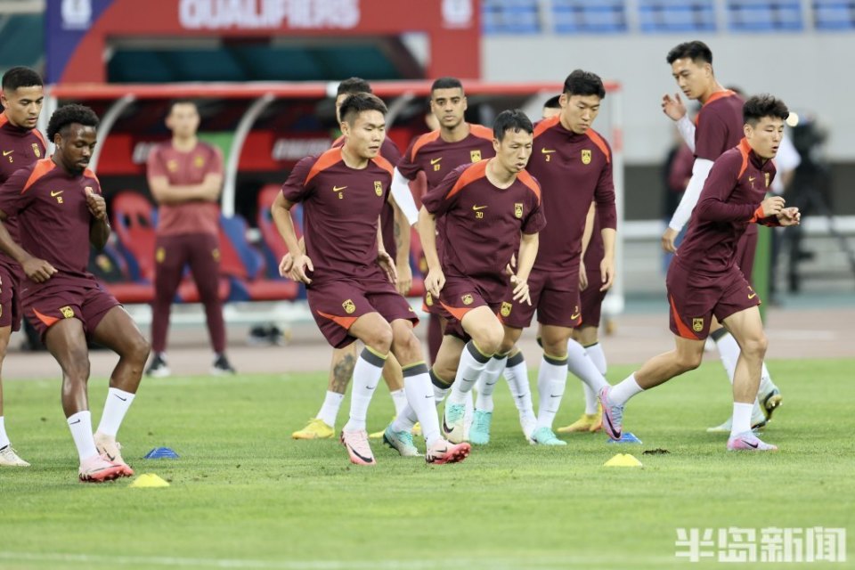 中国足球联赛战况激烈，球员们全力以赴