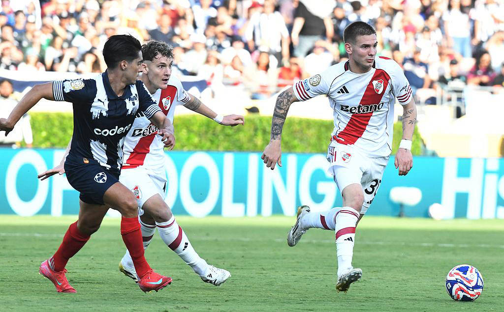 全球赛事备受瞩目：球员们展现出色技艺的简单介绍