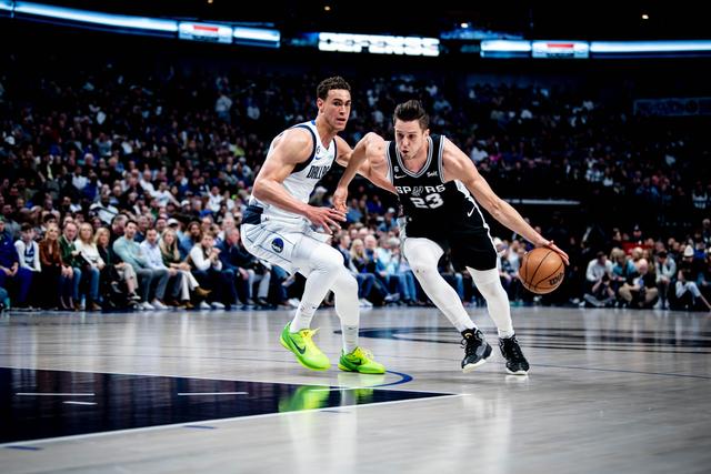 爵士队击败独行侠队，高尔德28+10帮助球队获胜