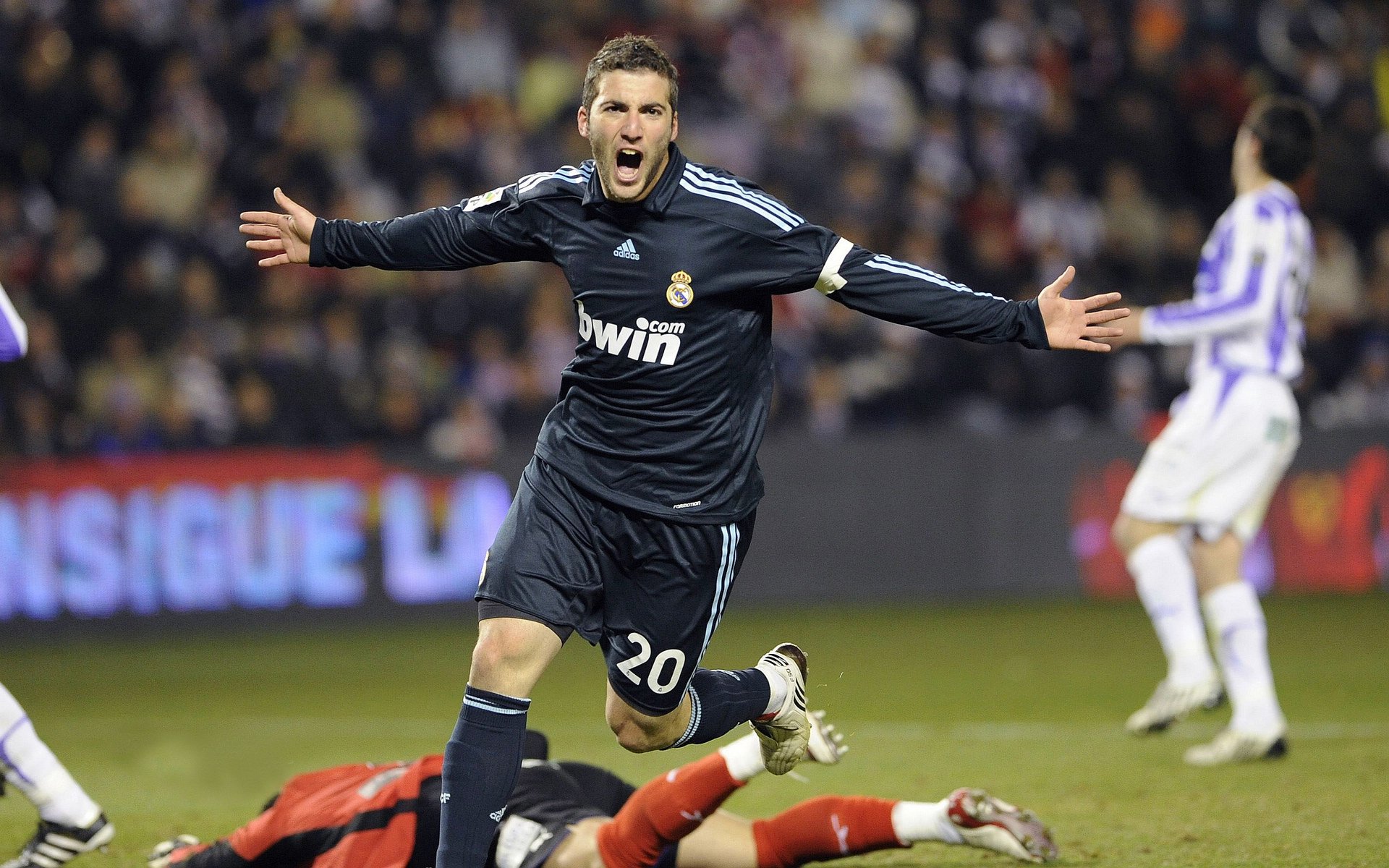 当东方广厦遇见西方鹈鹕,乔治的41分,是跨联盟对话的终极答案