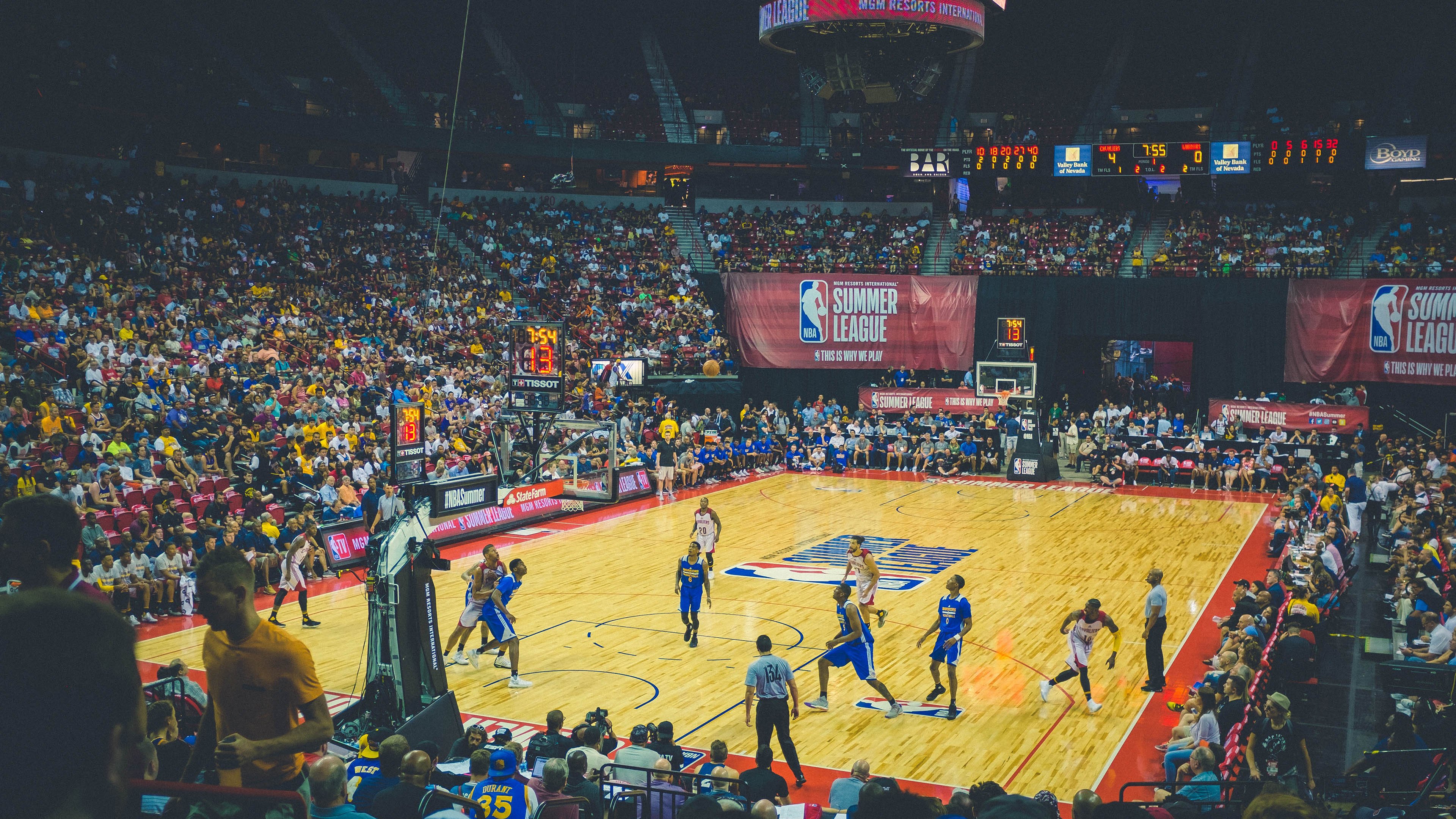 字母哥狂轰55分18篮板!老鹰在跨联盟巅峰对决中力克辽宁队